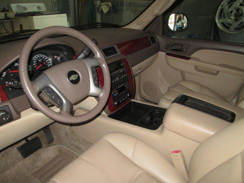 Used 2012 Chevrolet Suburban LT AWD/4WD image 25