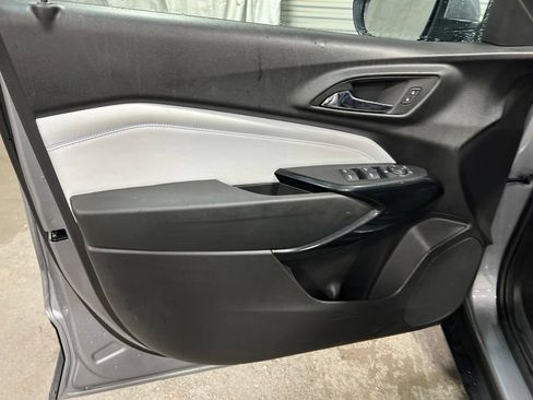 Used 2025 Chevrolet Trax LT w/ LT Convenience Package FWD image 9