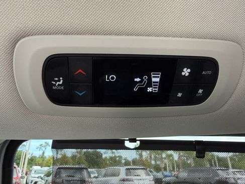 Used 2024 Chrysler Pacifica Touring-L FWD image 13