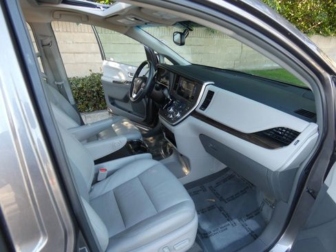 Used 2017 Toyota Sienna XLE image 26