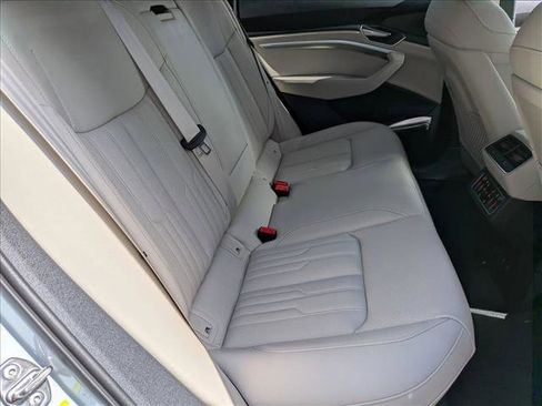 Used 2024 Audi Q8 e-tron Prestige image 21