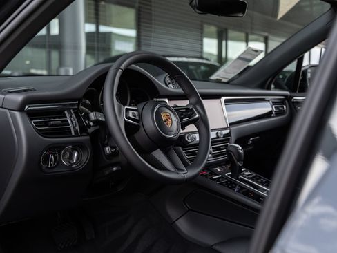 Certified 2026 Porsche Macan AWD/4WD image 4