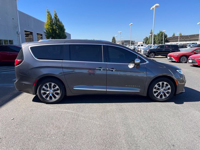 Used 2022 Chrysler Pacifica Pinnacle FWD image 2