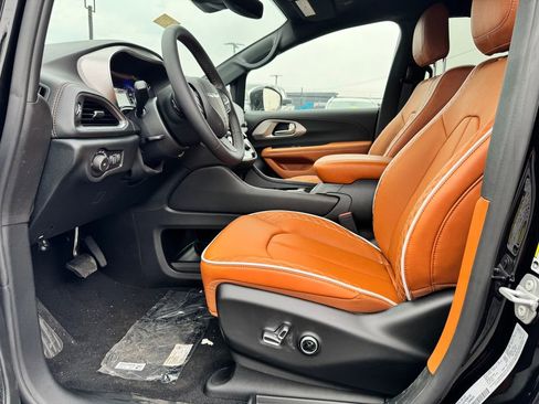 New 2026 Chrysler Pacifica Pinnacle image 15