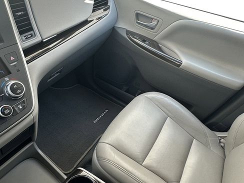 Used 2020 Toyota Sienna XLE FWD image 26