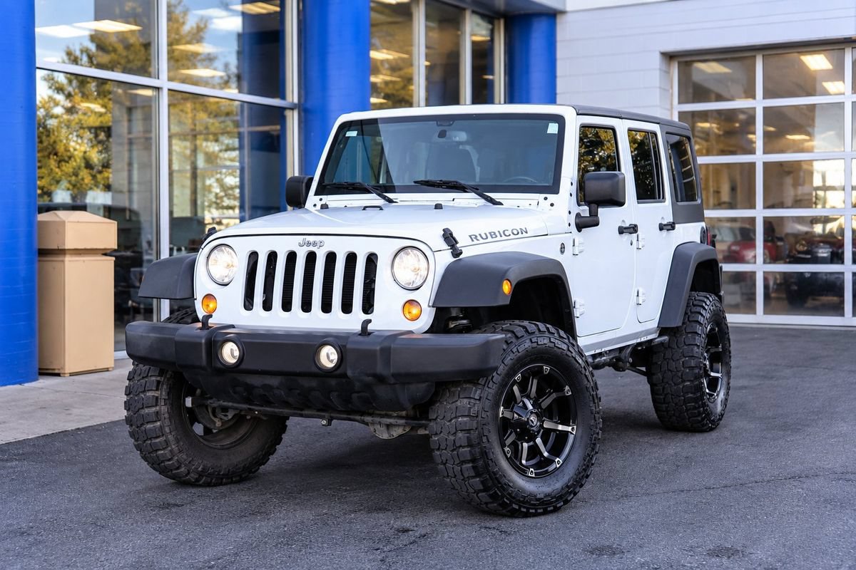 Used 2015 Jeep Wrangler Unlimited Rubicon w/ Connectivity Group AWD/4WD image 1