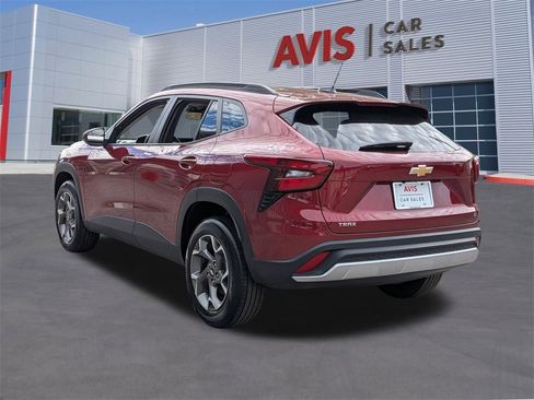 Used 2025 Chevrolet Trax LT w/ LT Convenience Package image 9