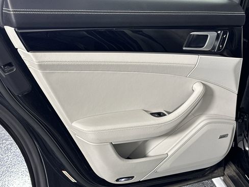 Used 2018 Porsche Panamera 4 image 34