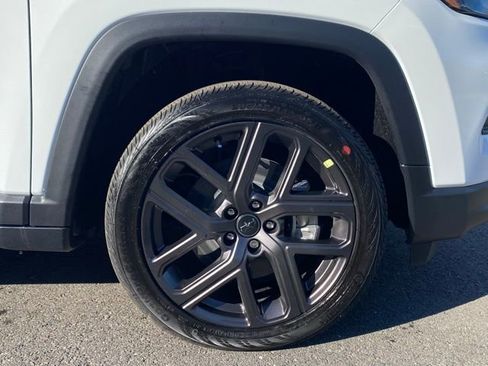 New 2026 Jeep Compass Latitude w/ Sun and Sound Group image 18