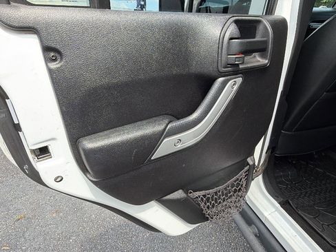 Used 2015 Jeep Wrangler Unlimited Rubicon AWD/4WD image 18