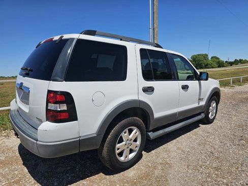 Used 2006 Ford Explorer XLT RWD image 2