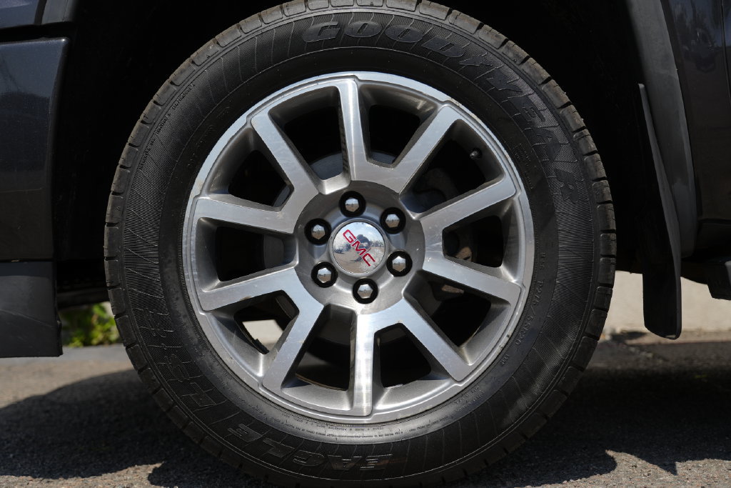 Used 2016 GMC Sierra 1500 Denali w/ Enhanced Driver Alert Package AWD/4WD image 13