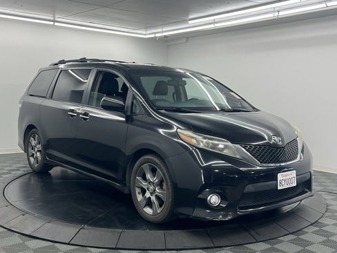 Used 2015 Toyota Sienna SE Premium image 2