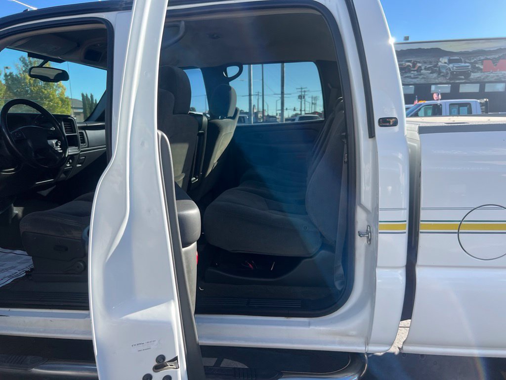 Used 2006 Chevrolet Silverado 2500 LT w/ Onstar Plus Package AWD/4WD image 9