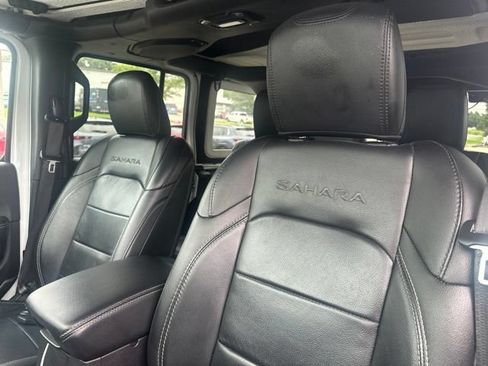 Used 2018 Jeep Wrangler Unlimited Sahara AWD/4WD image 3