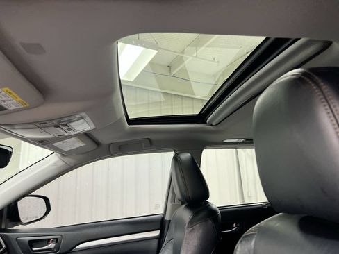Used 2019 Toyota Highlander XLE FWD image 19