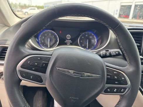 Used 2024 Chrysler Pacifica Touring-L FWD image 14