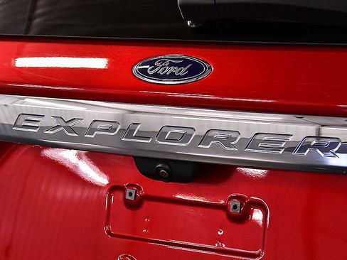 Used 2021 Ford Explorer XLT w/ Equipment Group 202A AWD/4WD image 10