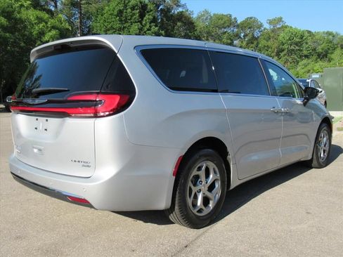 Certified 2024 Chrysler Pacifica Limited AWD/4WD image 7