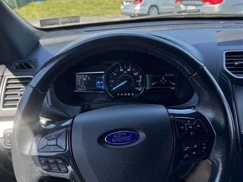 Used 2017 Ford Explorer XLT w/ Equipment Group 202A AWD/4WD image 15
