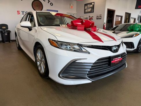 Used 2022 Toyota Camry LE image 4