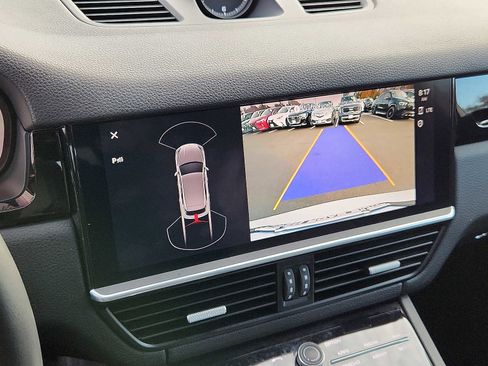 Used 2022 Porsche Cayenne Platinum Edition image 17