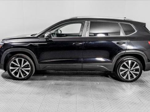 Used 2022 Volkswagen Taos SE FWD image 3