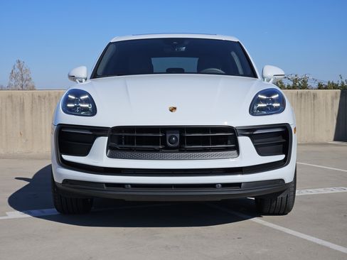 Certified 2025 Porsche Macan image 11