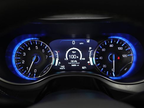 Used 2025 Chrysler Pacifica Limited FWD image 26
