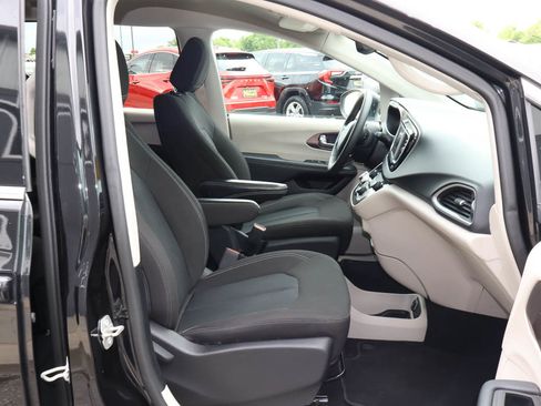 Used 2023 Chrysler Voyager LX FWD image 26