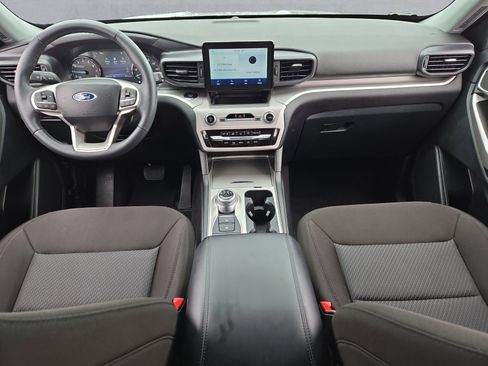 Used 2024 Ford Explorer XLT image 9