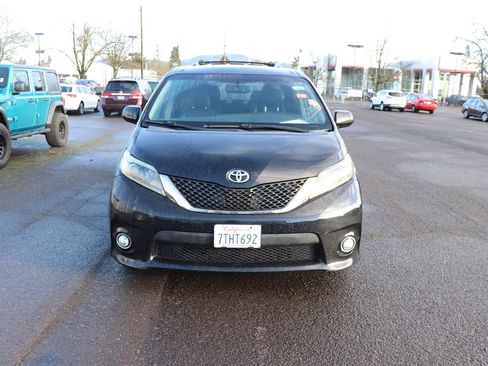 Used 2016 Toyota Sienna SE Premium image 2