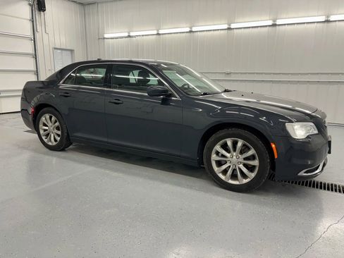 Used 2018 Chrysler 300 Touring image 1