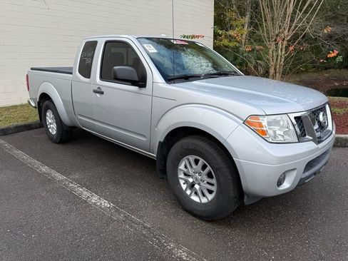 Used 2017 Nissan Frontier SV image 2