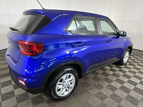 Certified 2025 Hyundai Venue SE FWD image 2