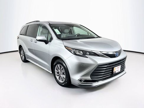 Certified 2024 Toyota Sienna XLE FWD image 9