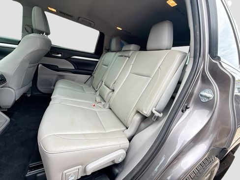 Used 2016 Toyota Highlander XLE FWD image 27