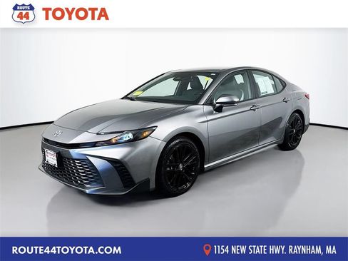 Used 2025 Toyota Camry SE FWD image 1