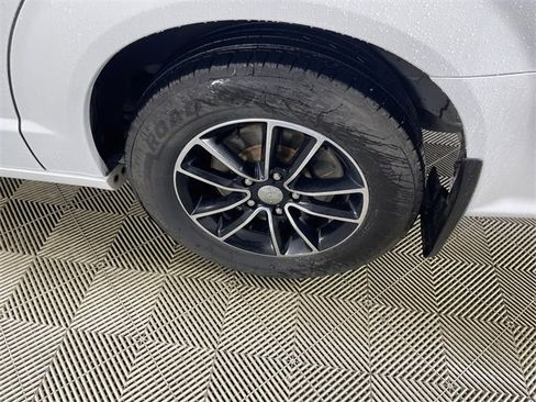 Used 2015 Dodge Grand Caravan SXT image 19