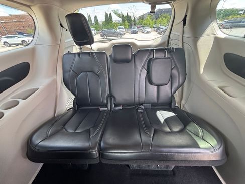 Used 2023 Chrysler Pacifica Touring-L FWD image 31