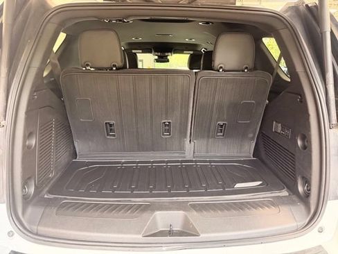 Used 2024 GMC Yukon SLT w/ SLT Luxury Package AWD/4WD image 9