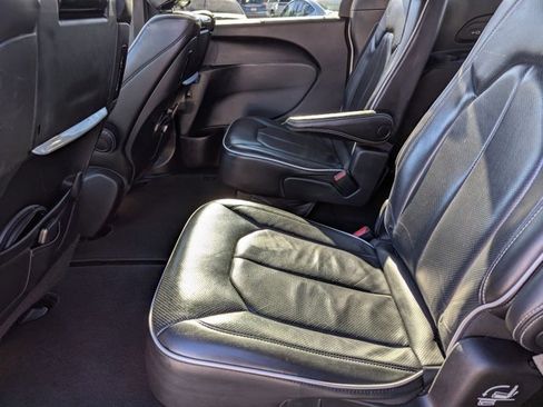 Used 2021 Chrysler Pacifica Limited w/ Uconnect Theater Family Group image 21