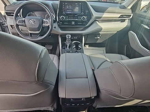 Used 2022 Toyota Highlander XLE image 14