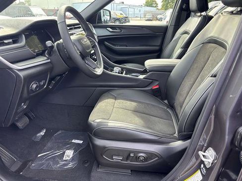 New 2025 Jeep Grand Cherokee Altitude image 9