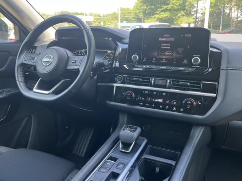 Used 2024 Nissan Pathfinder SV FWD image 3