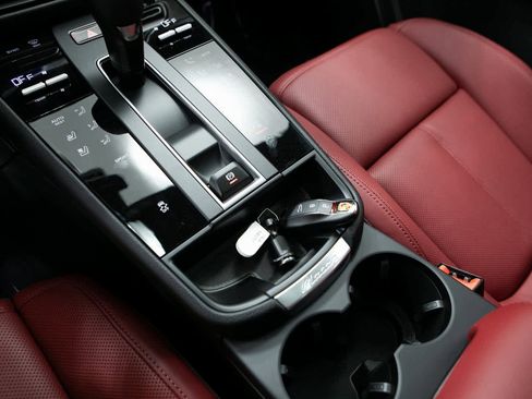 Certified 2025 Porsche Macan image 23