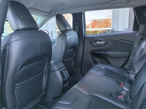 Used 2020 Jeep Cherokee Latitude Plus image 19
