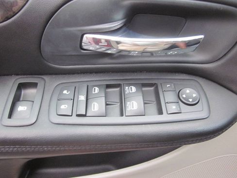 Used 2011 Dodge Grand Caravan Crew w/ Entertainment Group 1 FWD image 33