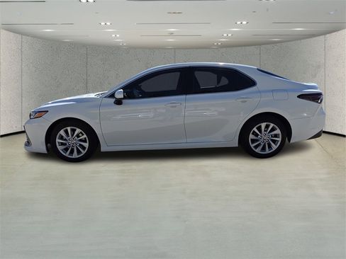 Used 2022 Toyota Camry LE image 6