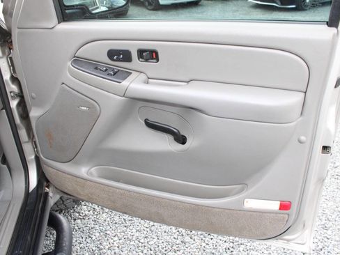 Used 2005 Chevrolet Suburban Z71 w/ Preferred Equipment Group image 25